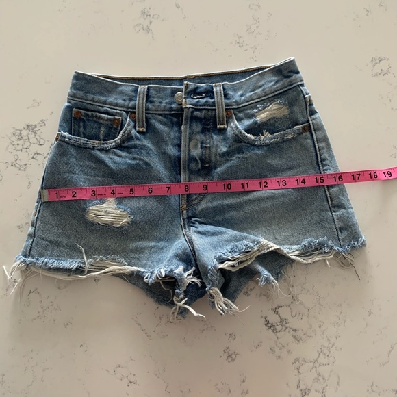 SOLD* Vintage Levi’s shorts (distressed) - Size 24 - Picture 5 of 9